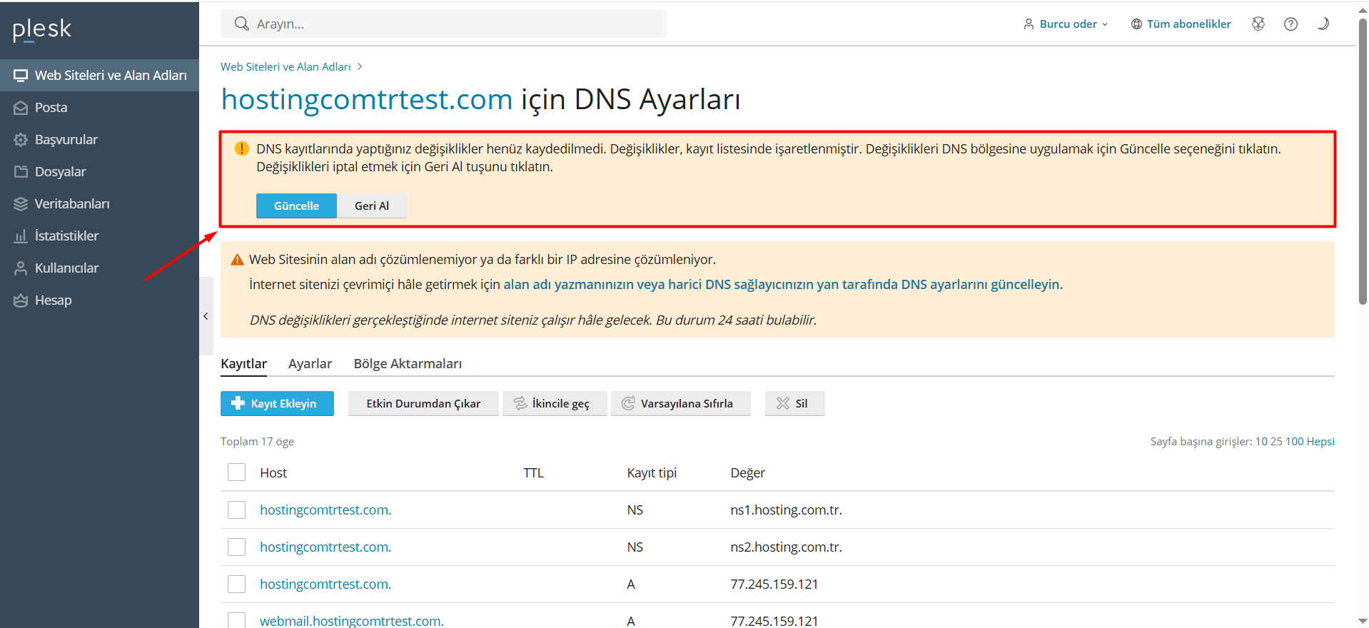 Tüm kayıtları ekledikten sonra DNS kayıtlarının listelendiği alanda ünlem işaretleri göreceksiniz. Bu, kayıtların eklendiğini ancak henüz Plesk Panel'de kaydedilmediğini gösterir. Tüm kayıtları etkinleştirmek için "Güncelle" butonuna tıklayın.